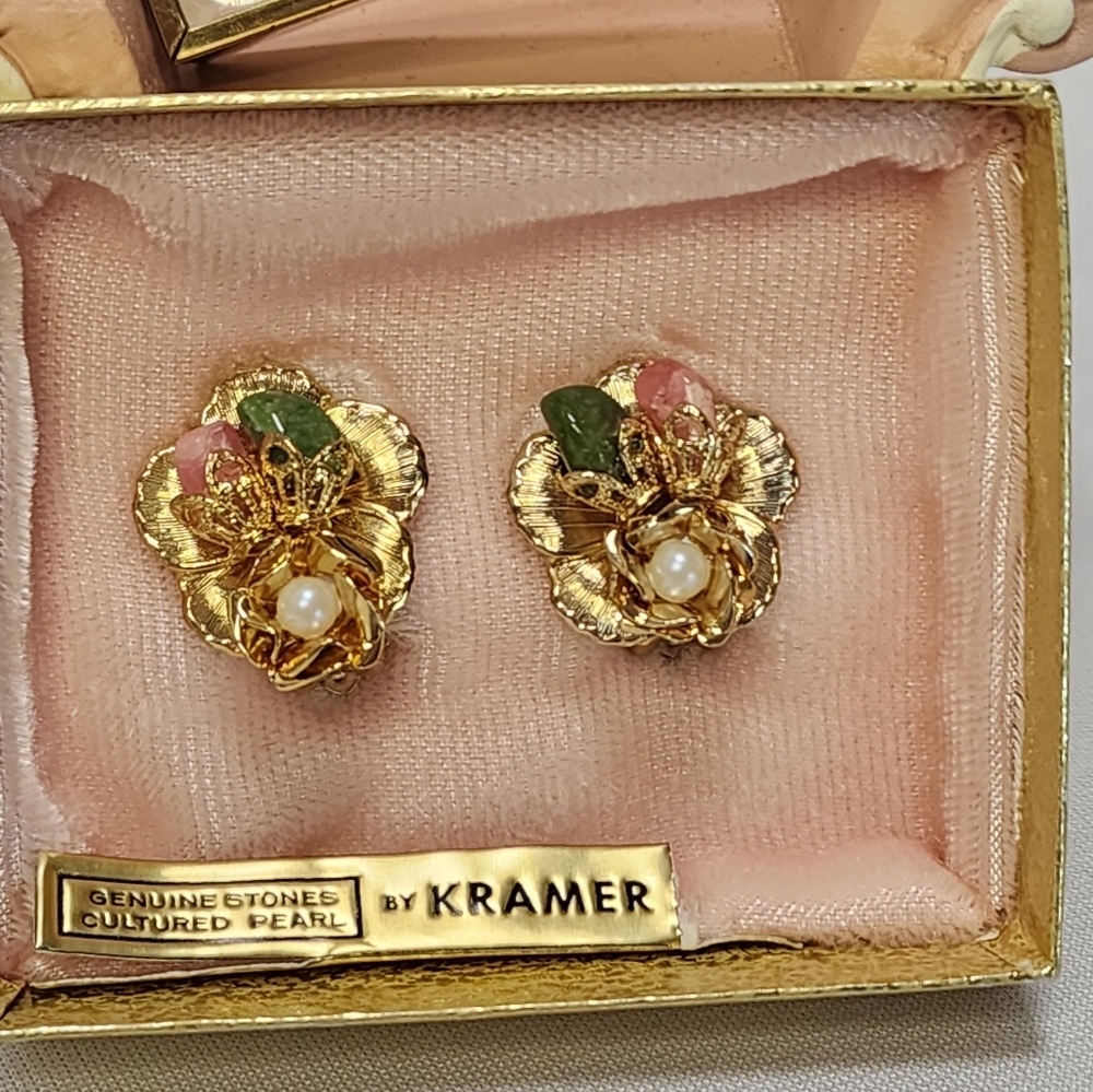 Vintage Kramer Genuine !950's Cultured PearlCoral, and Jade Floral Clip Earrings - Picture 9 of 13